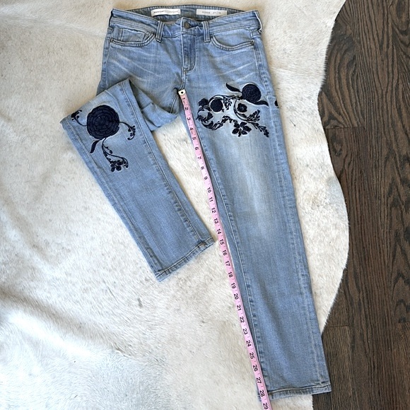 Pilcro Hyphen embroidered jeans - Picture 6 of 16